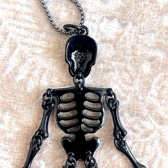 Brand New Betsey Johnson Halloween Glow in the Dark Skeleton Long Necklace - Picture 11 of 14